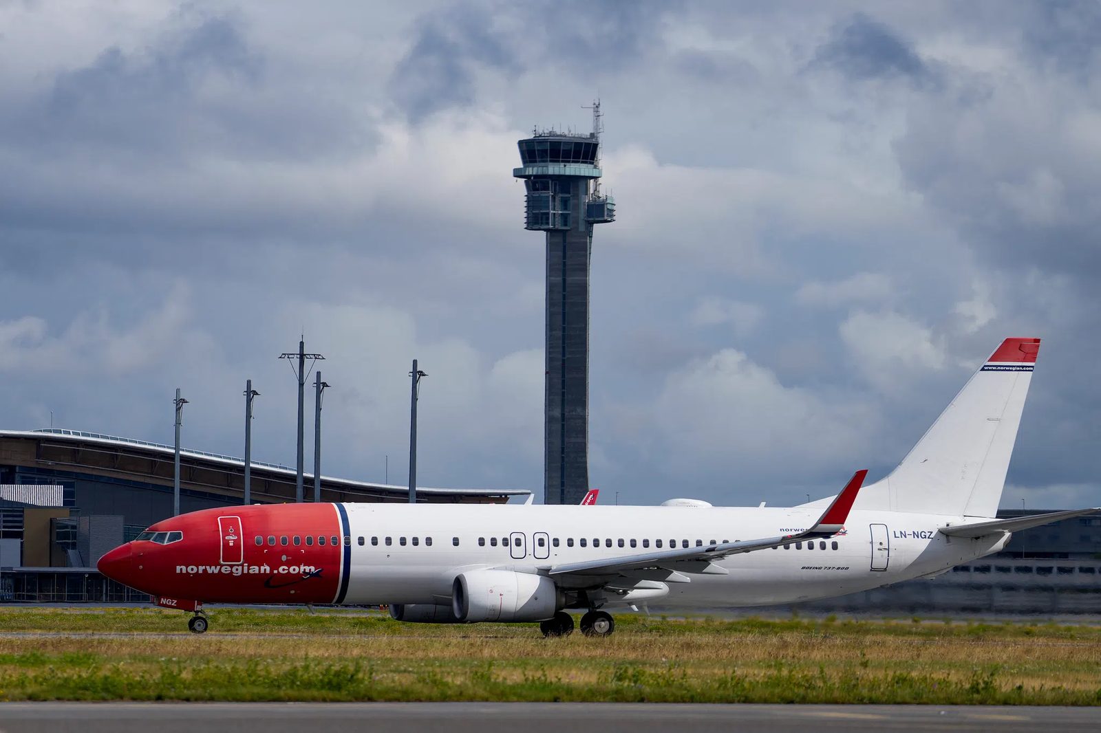 Avinor ønsker å redusere flytrafikken på gravferdsdagen. Både Norwegian og SAS har kansellert en lang rekke avganger onsdag. Foto: Javad Parsa / NTB