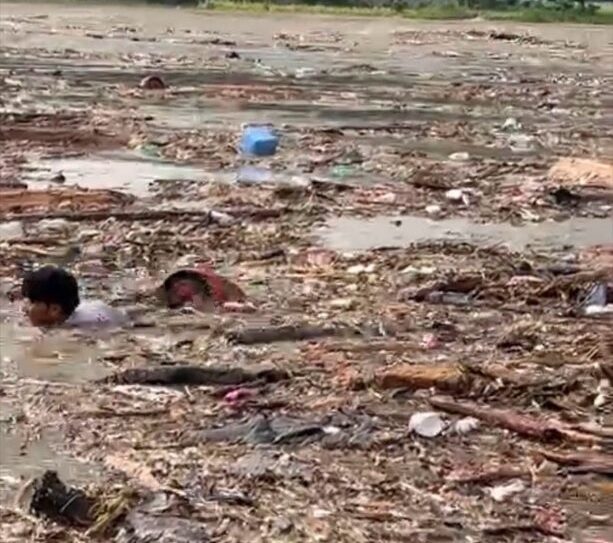 बाढीले बगाएर ल्याएका सिलिन्डर फिर्ता नगरे कारवाही गर्ने प्रहरीको खबरदारीपछि धमाधम सिलिण्डर फिर्ता गरिँदै