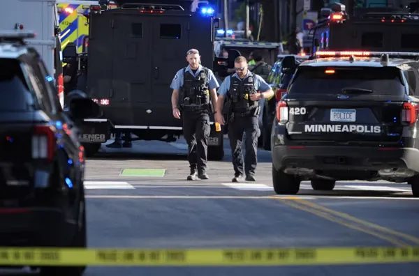 Al menos dos muertos y cinco heridos, incluidos dos policías, por el tiroteo en el centro de Minneapolis