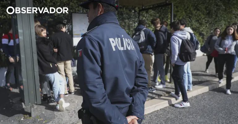 Agente da PSP/Escola Segura numa ação de fiscalização a alunos junto à Escola Secundária do Restelo. Lisboa, 22 de janeiro de 2020. (ACOMPANHA TEXTO DE 30 DE JANEIRO DE 2020) MIGUE