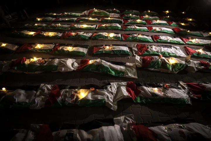 Familias de Gaza recuperan los restos de 100 seres queridos bajo los escombros del genocidio israelí