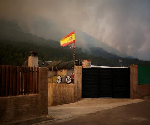 España se prepara para el eclipse bajo la amenaza de los incendios por ola de calor