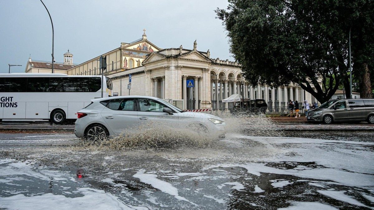 Roma - Maltempo Allagamenti Su Via Ostiense, Alberi Caduti Su Lungotevere Degli Inventori