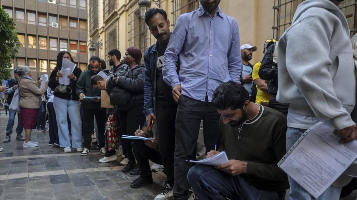 Colas por el comienzo del proceso de regularización en el Ayuntamiento de València