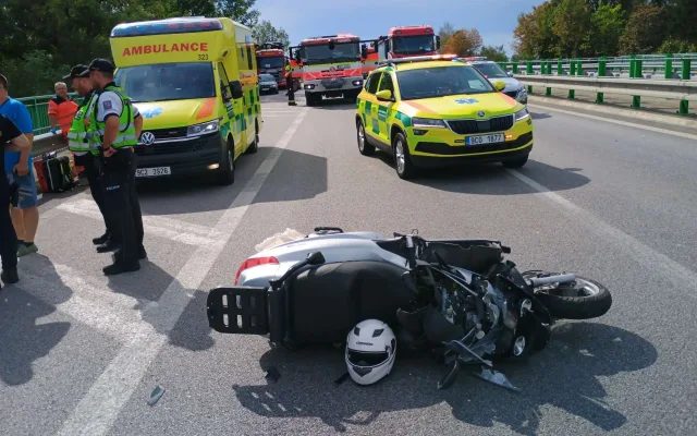 Střet auta se skútrem si vyžádal zásah vrtulníku, silnice u Třeboně zůstává uzavřená