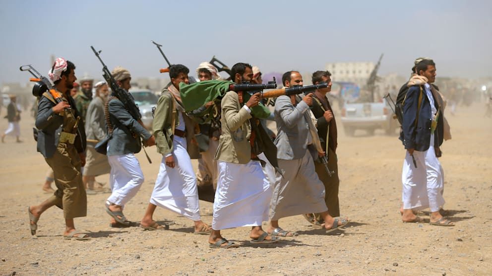 Huthi-Terroristen mit Waffen und Sandalen