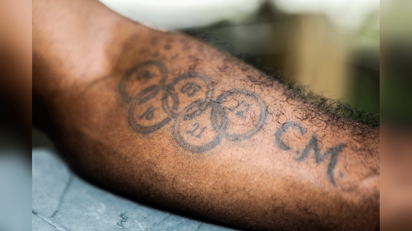 Een tatoeage op zijn arm toont de jaartallen van de vijf Olympische Spelen waar hij bij was; het zesde ontbreekt nog.