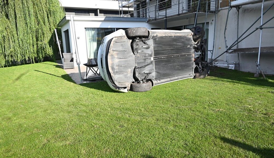 Vor Polizei geflohen: Auto überschlägt sich in Garten hinter Erdwall