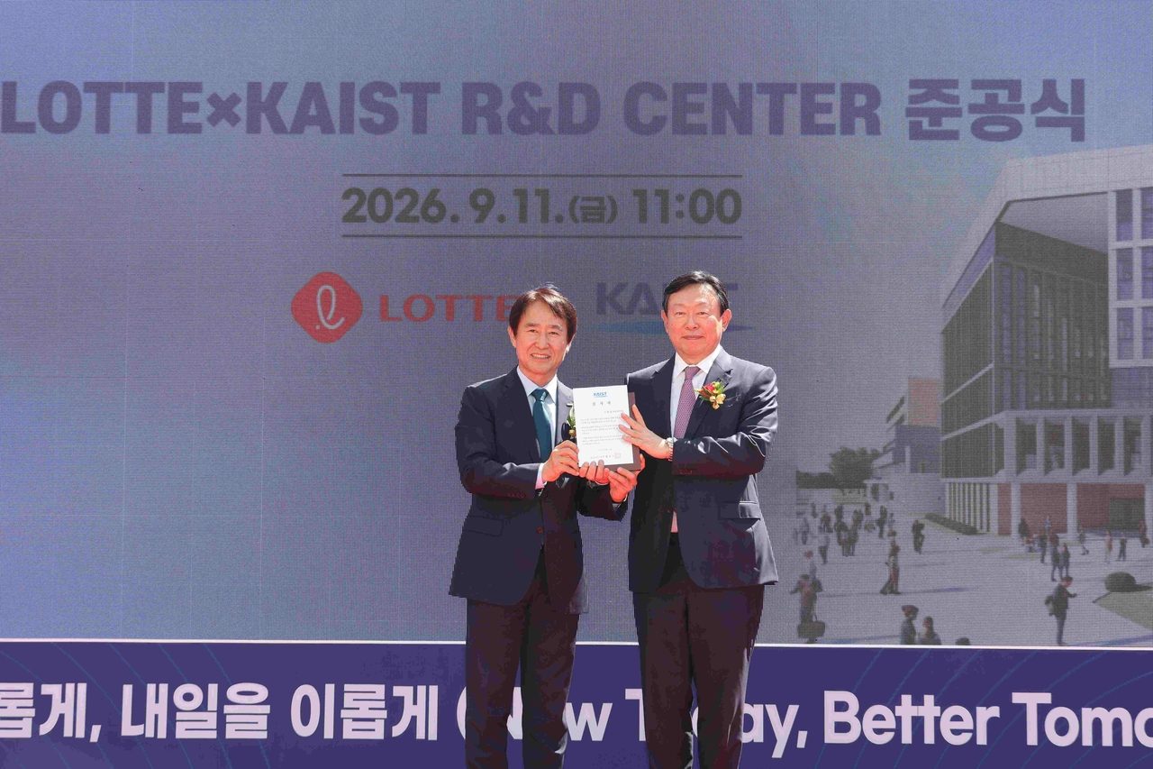 Lotte Group Chairman Shin Dong-bin (right) poses for a photo with KAIST President Bae Choong-sik during the completion ceremony of the Lotte X KAIST R&D Center in Daejeon on Friday