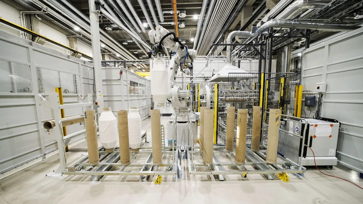 Spinnovan tehdas on taas käynnissä harmillisen takaiskun ja alasajon jälkeen. Linjasto on pitkälle automatisoitu. Vuonna 2024 otetussa kuvassa näkyy ABB:n valmistama robotti.