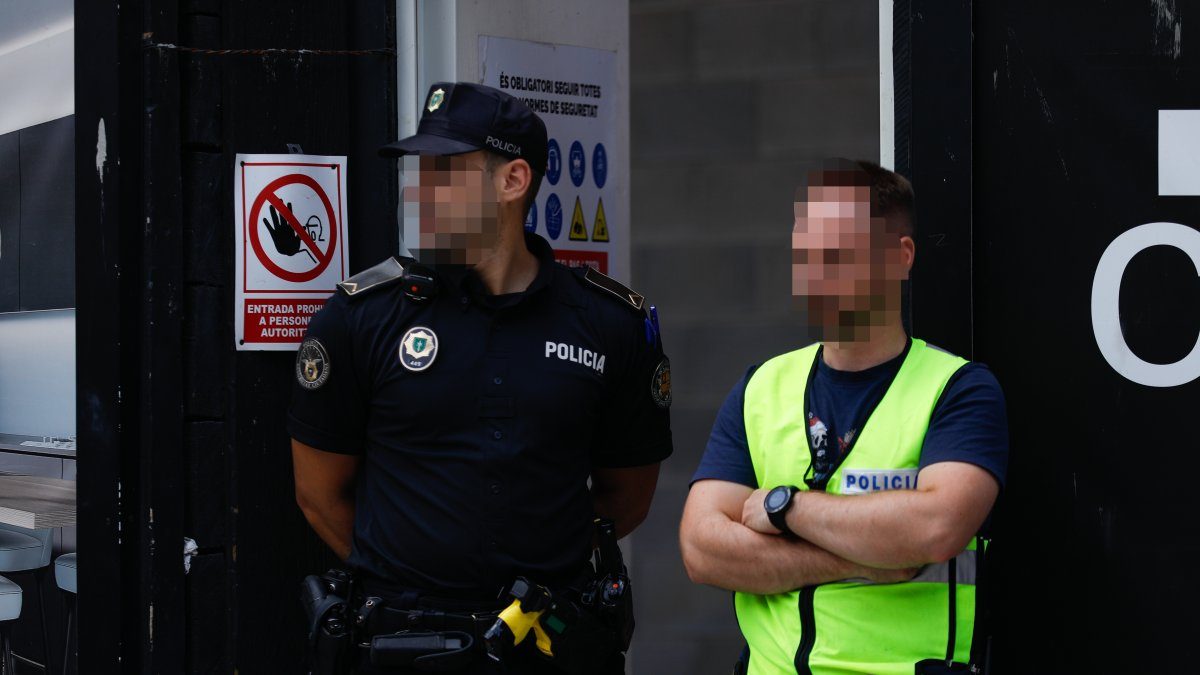 Dos agents de policia en una construcció.