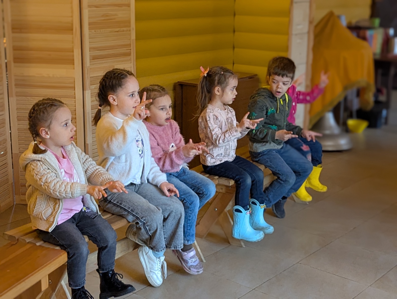 Дети поют с жестами