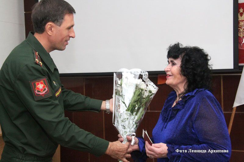 В Кургане дочь получила удостоверение о награждении отца медалью