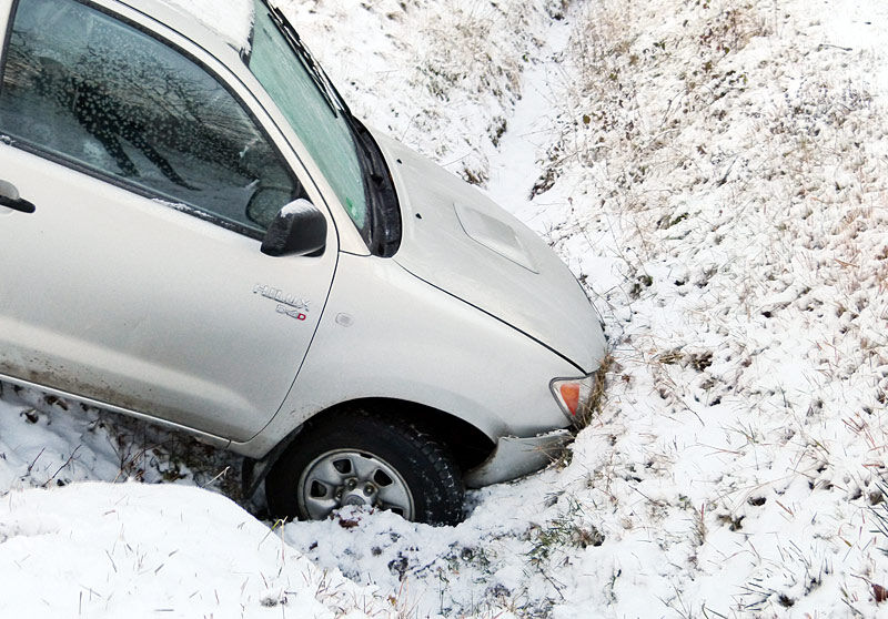 В Кургане автоугонщик, уходя от погони, врезался в снежный вал