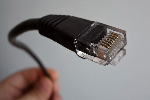 Курганский суд обязал интернет-провайдера «прибраться за собой» в подъездах