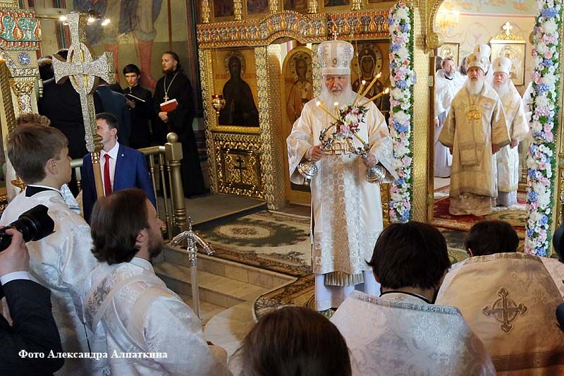 Сегодня Святейший Патриарх Московский и Всея Руси Кирилл отслужил Божественную литургию в Александро-Невском кафедральном соборе