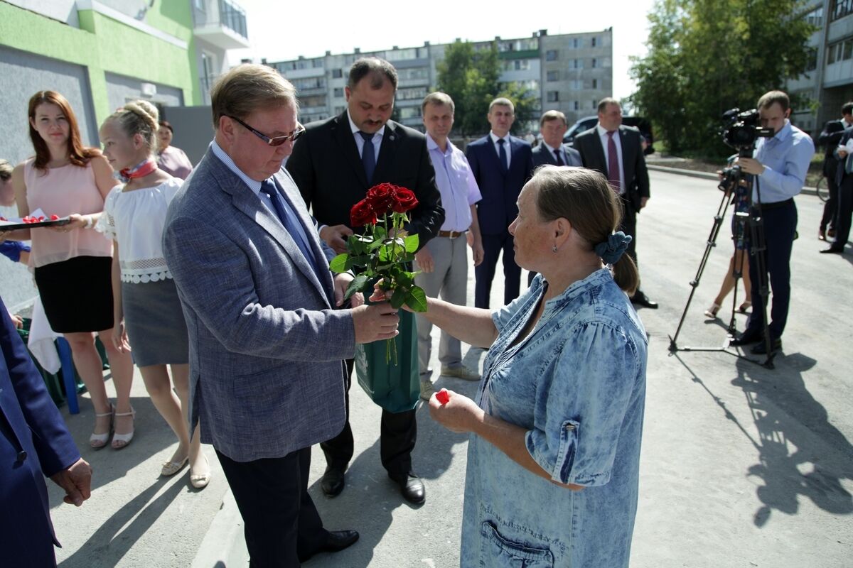 Алексей Кокорин и Сергей Степашин вручили ключи от новых квартир переселенцам из аварийного жилья