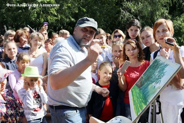 Сегодня Курган превратился в парижский Монмартр и наполнился художниками