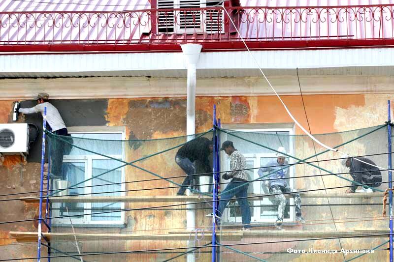 В Кургане рухнувшие от ветра строительные леса чудом не повредили припаркованные авто