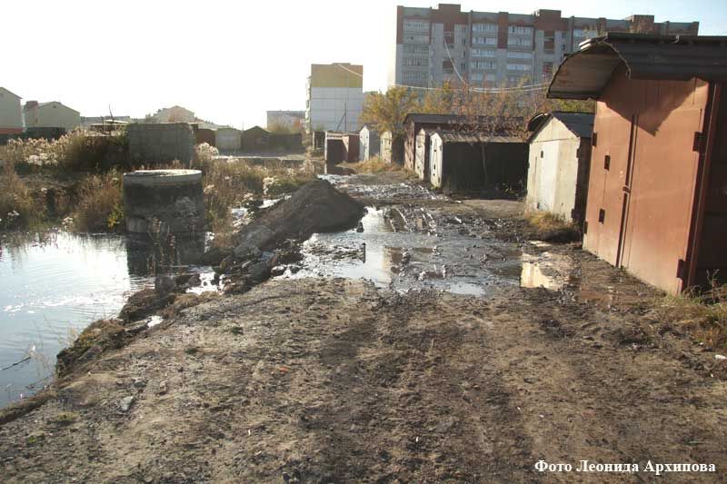 Из-за аварии на коллекторе №15 в Заозерном сточные воды вышли на поверхность