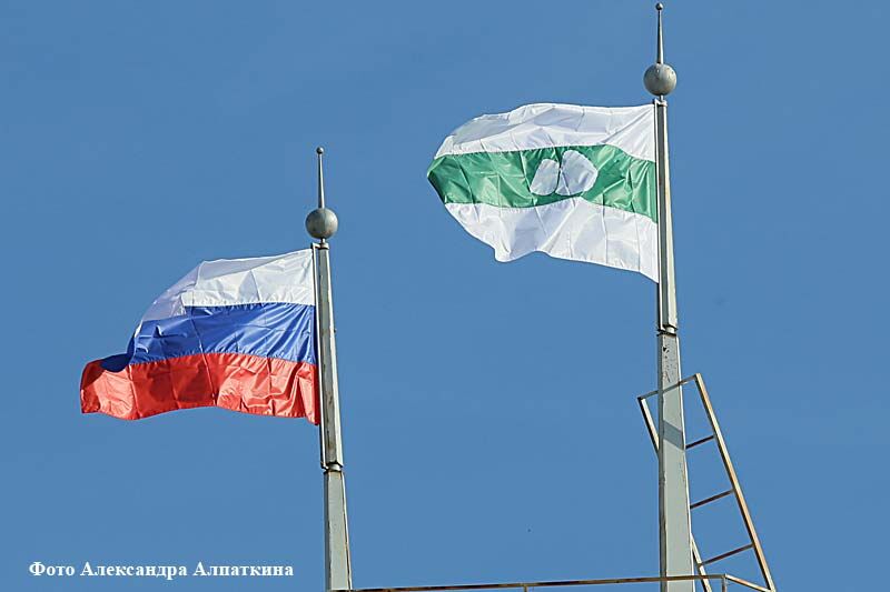 На здании администрации области сменили российский флаг