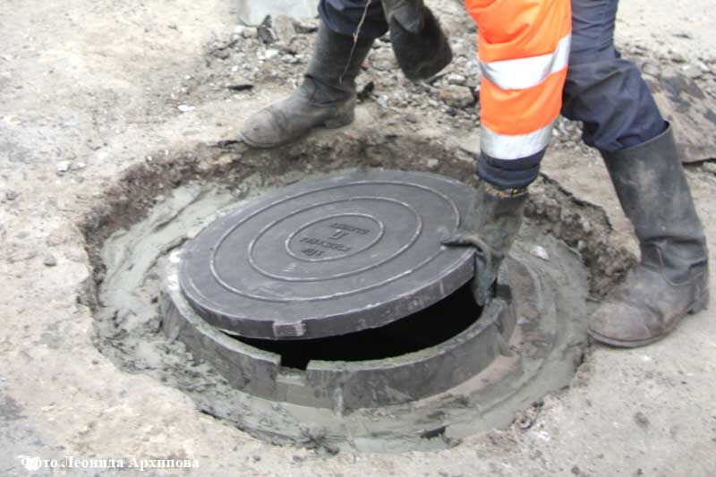 Трое курганцев под видом дорожных рабочих похищали крышки люков