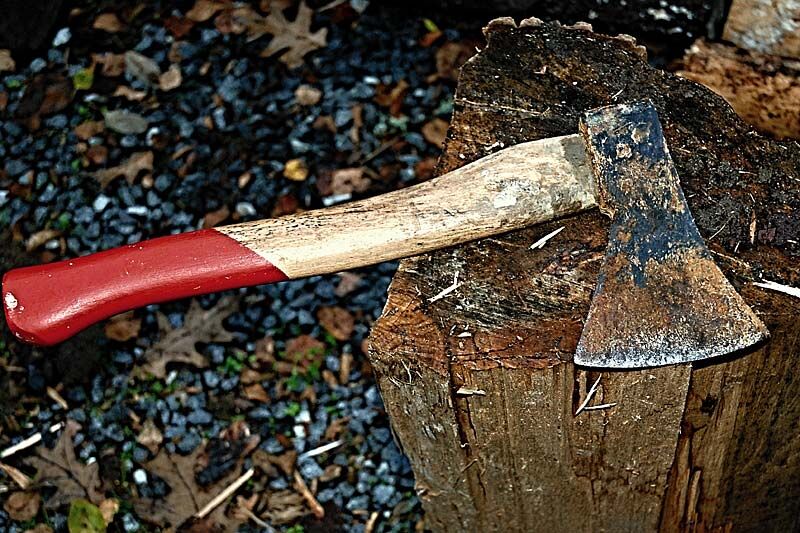 Зауралец изрубил топором машину Росгвардии