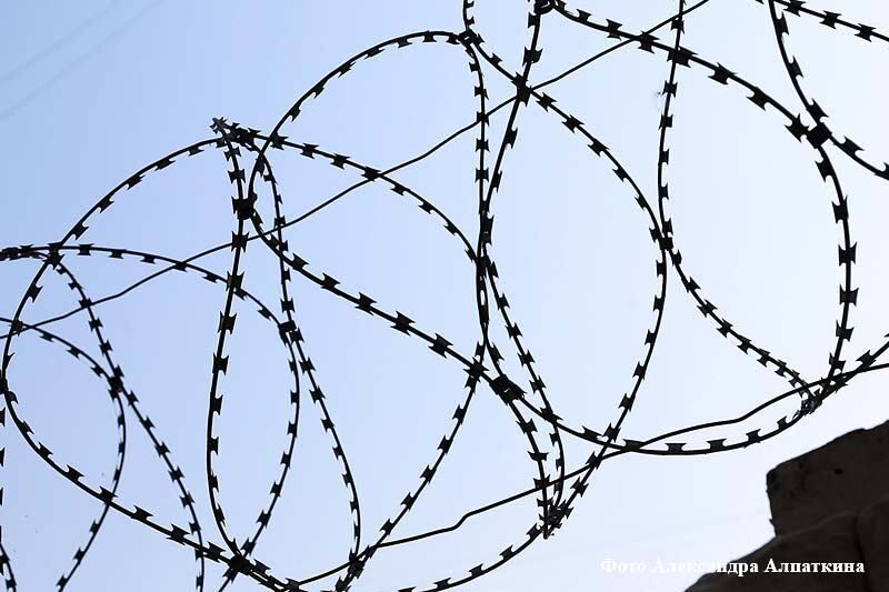 Курганским зекам пытались перебросить в колонию наркотики, игральные карты и сотовые телефоны