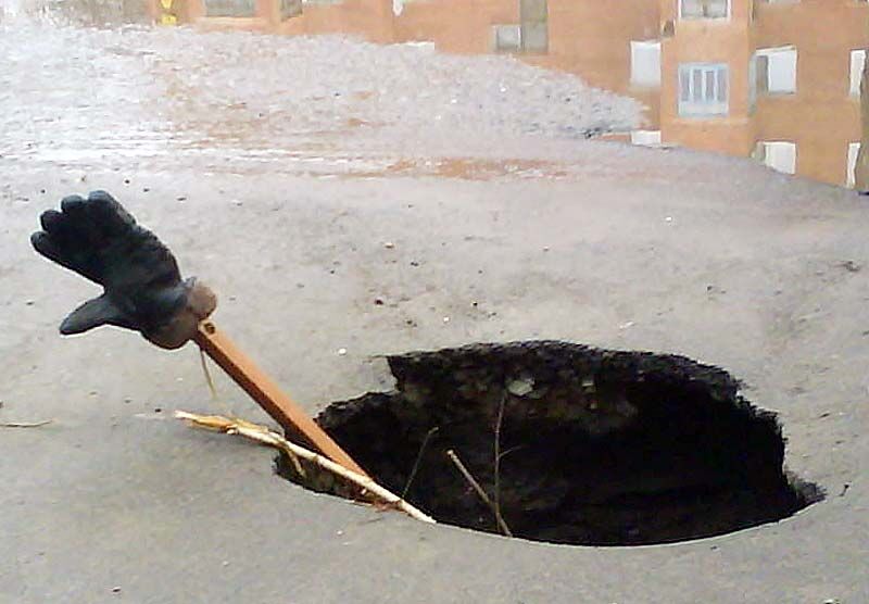 Яма на Куйбышева может быстро вырасти в размерах