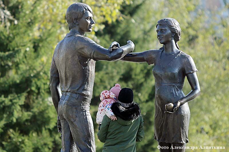 23 ноября 2007 года в Кургане открыли памятник родителям