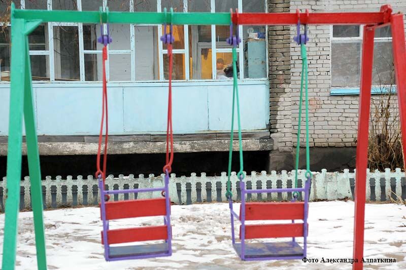 В Зауралье девочка разбила голову, упав с качелей