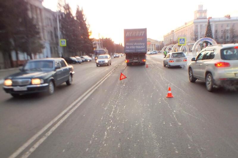 На Центральной площади Кургана под колеса грузовика попала 70-летняя женщина