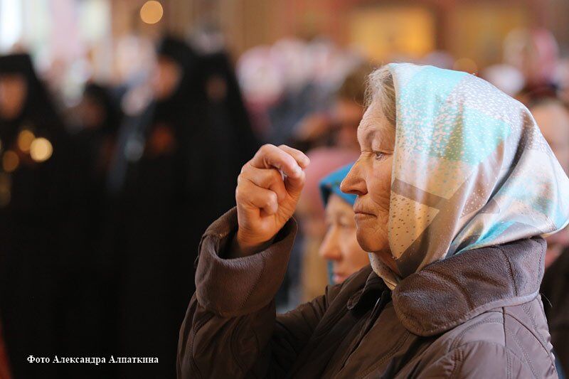 6 декабря 1991 года вновь освятили Александро-Невскую церковь