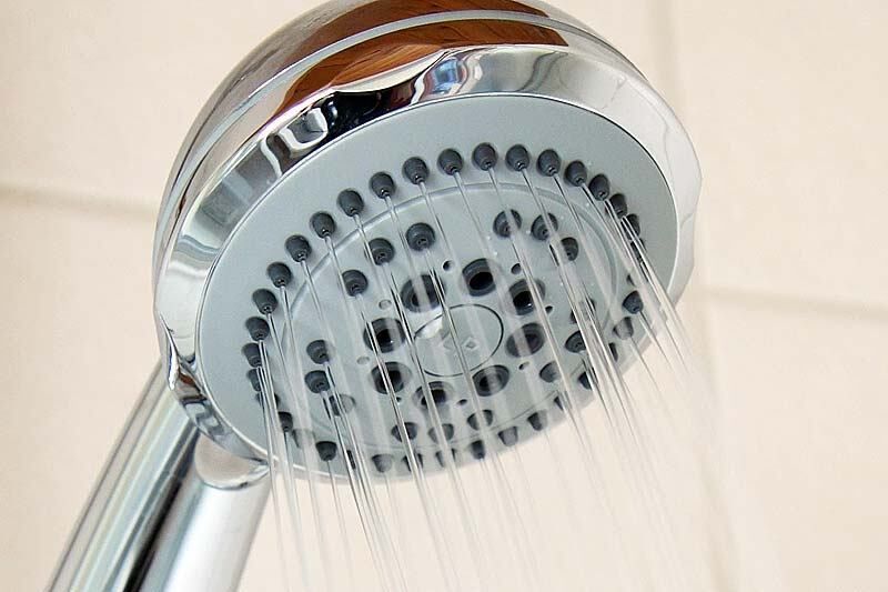 Курганцам объяснили, почему нарушаются сроки подачи горячей воды