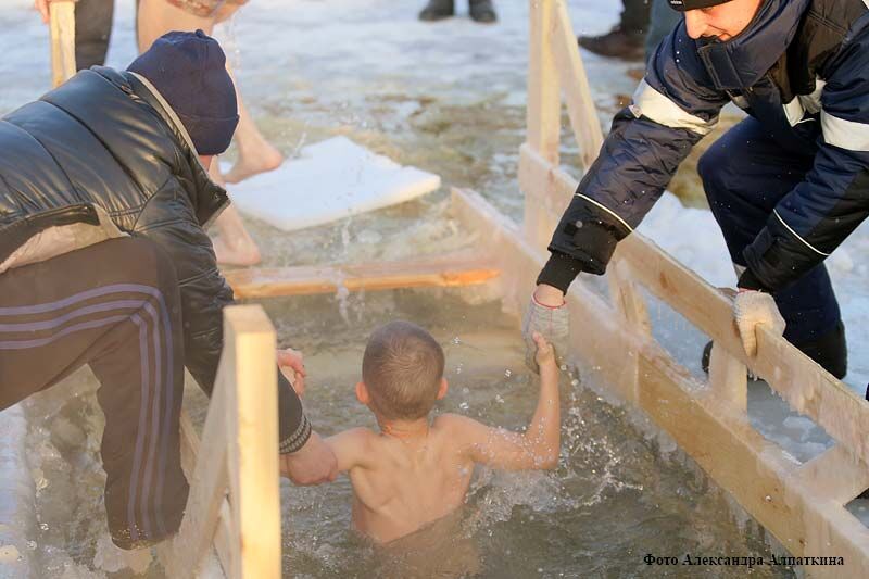 Зауральские моржи рассказали, как в Крещение окунать детей в прорубь