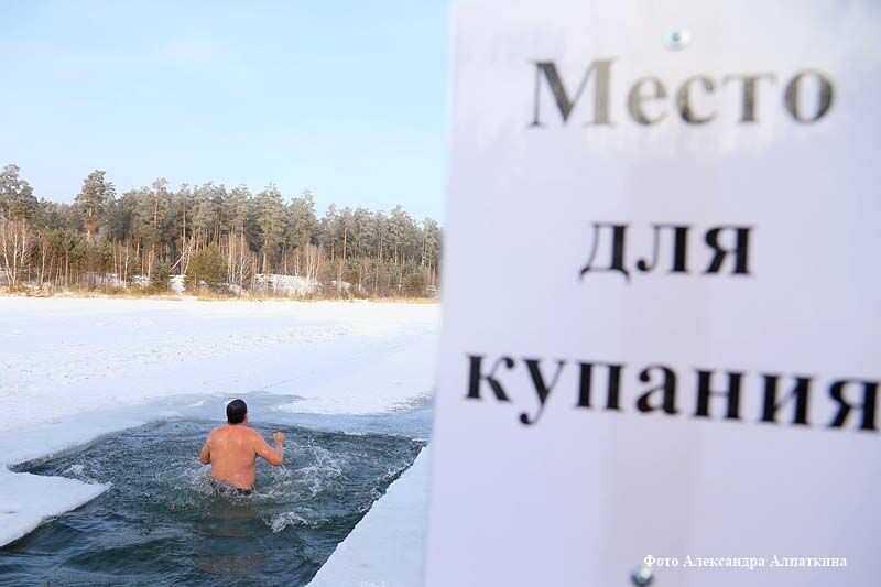 Церковь не рекомендует верующим россиянам купаться в проруби на Крещение