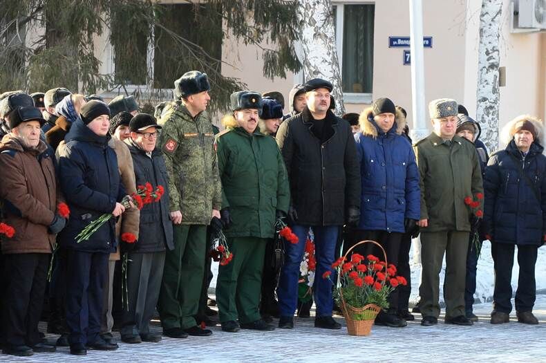 В Кургане возложили венки и цветы к стеле Героев Советского Союза и Вечному огню мемориала Славы