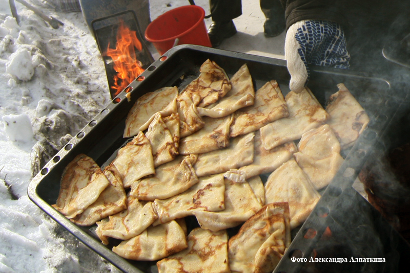 Диетолог рассказала, как сделать блины полезными