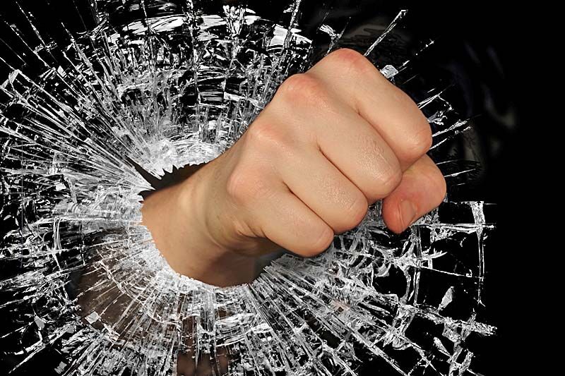 Молодого курганца наказали за вандализм