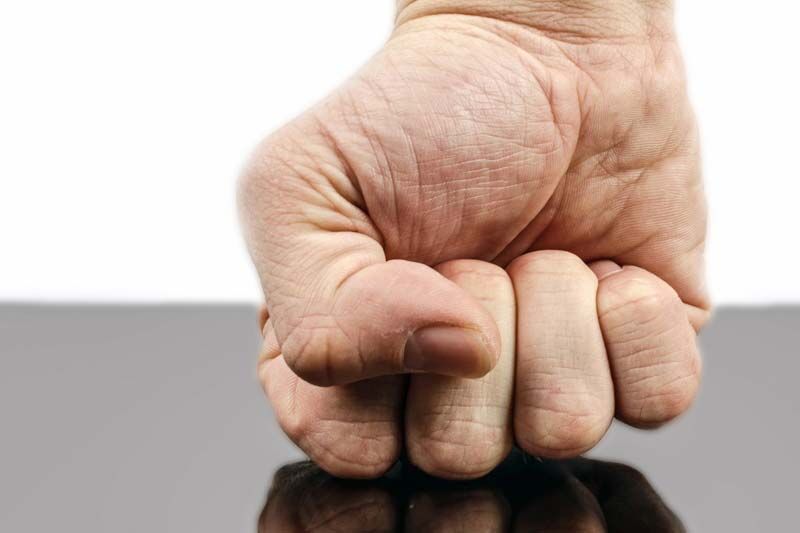 В Зауралье мужчина избил маленького мальчика