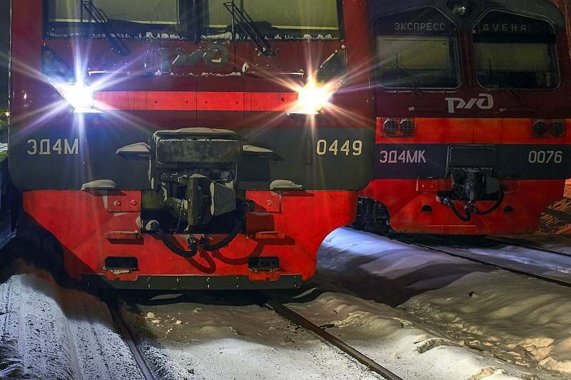 В Зауралье ночью грузовой поезд сбил мужчину