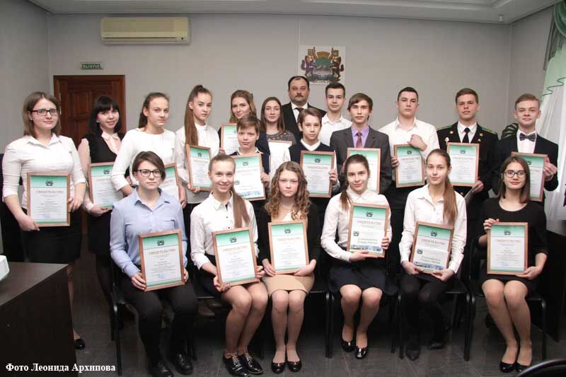 22 талантливых школьника будут получать именную стипендию главы Кургана