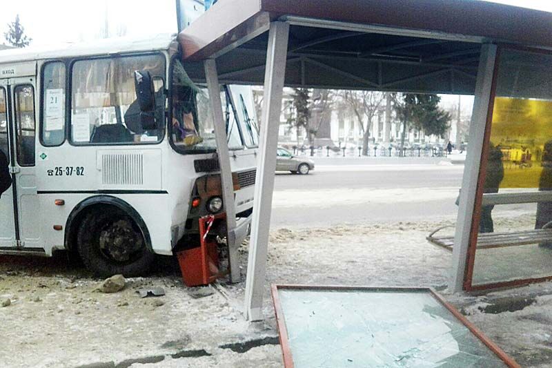 В Кургане из-за гололедицы на дороге автобус снес остановку