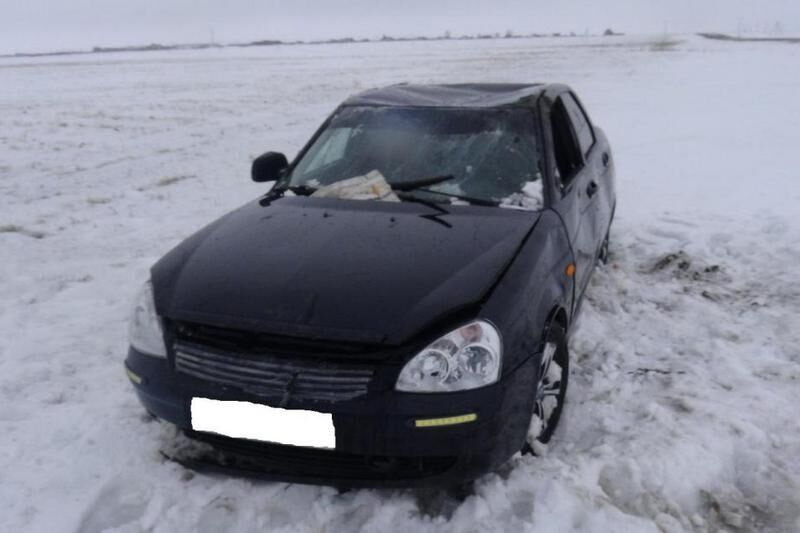 На трассе Курганской области опрокинулся ВАЗ Priora