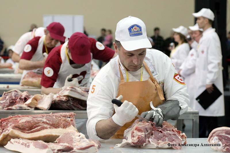 Тридцать четыре человека из семи регионов России соревнуются в Кургане за звание лучшего обвальщика мяса
