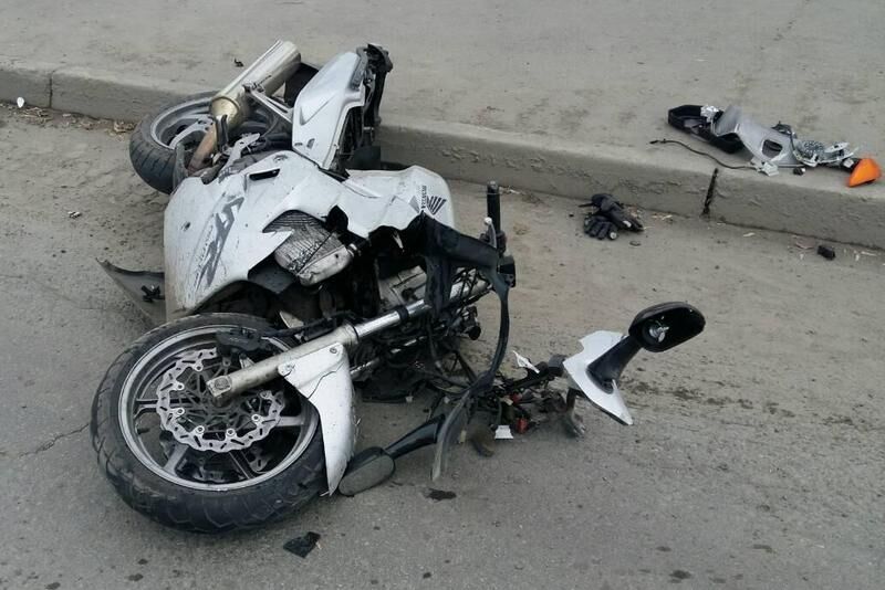 В Кургане иномарка сбила байкера на Honda