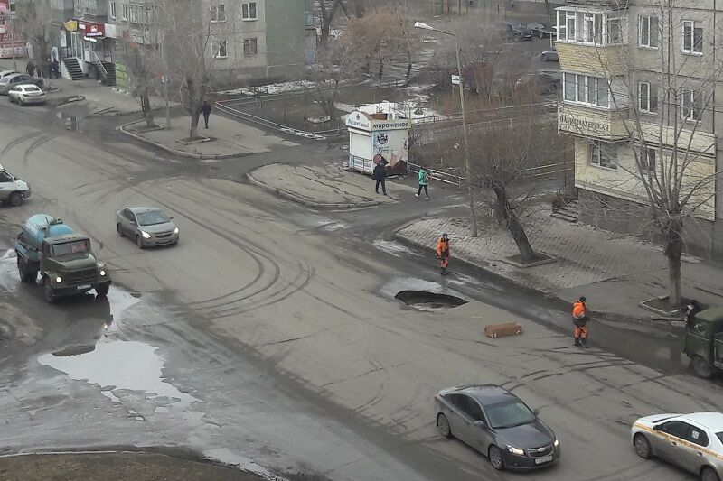 В Кургане на улице Карла Маркса провалился асфальт