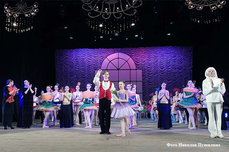 4 июля 1865 года опубликовали сказку «Приключения Алисы в стране чудес»