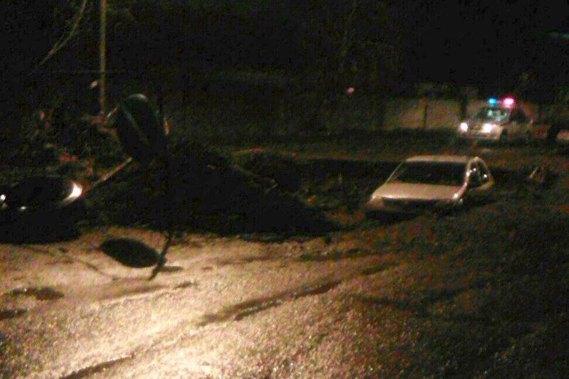 В Кургане иномарка провалилась в яму, вырытую коммунальщиками