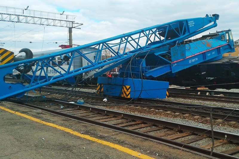 В Кургане кран упал на железнодорожные пути